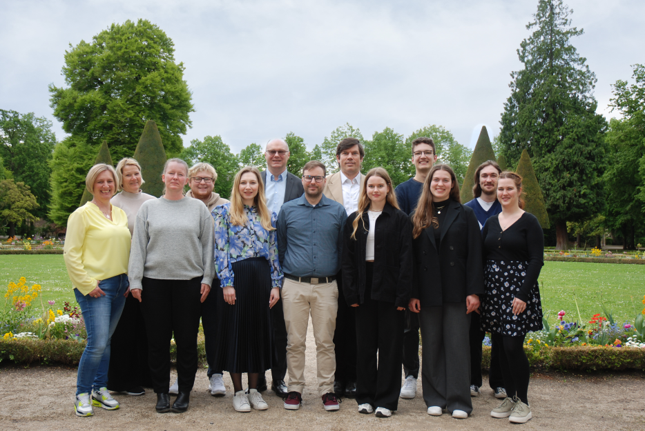 Das Team der Alten Geschichte im Hofgarten der Residenz (Mai 2024).
V. l. n. r.: Melanie Heßmann, Simone Hasselmann, Maria Osmers, Florian Kreis, Maria Janosch, Rene Pfeilschifter, René Walter, Jorit Wintjes, Julia Fischer, Leon Nast, Seraphina Gegner, Jakob Zeune und Teresa Ó Dúill.